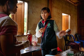 Dr Aungkana advises a local community health worker supporting ethnic community members in Huai Hom village. © WHO 2023