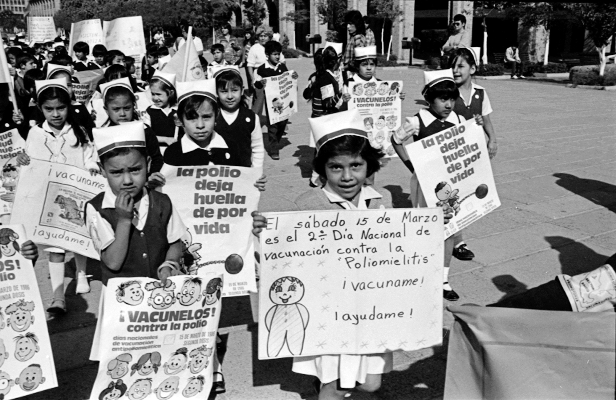 Manifestation d'enfants en faveur du vaccin contre la poliomyélite