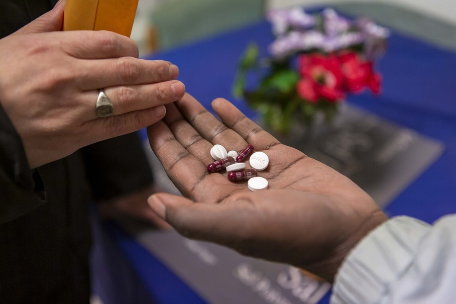 nurse delivers pills to a patient