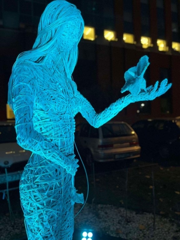 Pearl of my life lady Pearl of my life lady statue, Budapest, Hungary