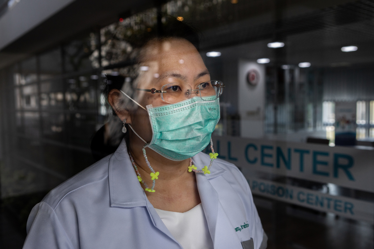Dr Satariya Trakulsrichai at the Ramathibodi Poison Center. © WHO / Amanda Mustard