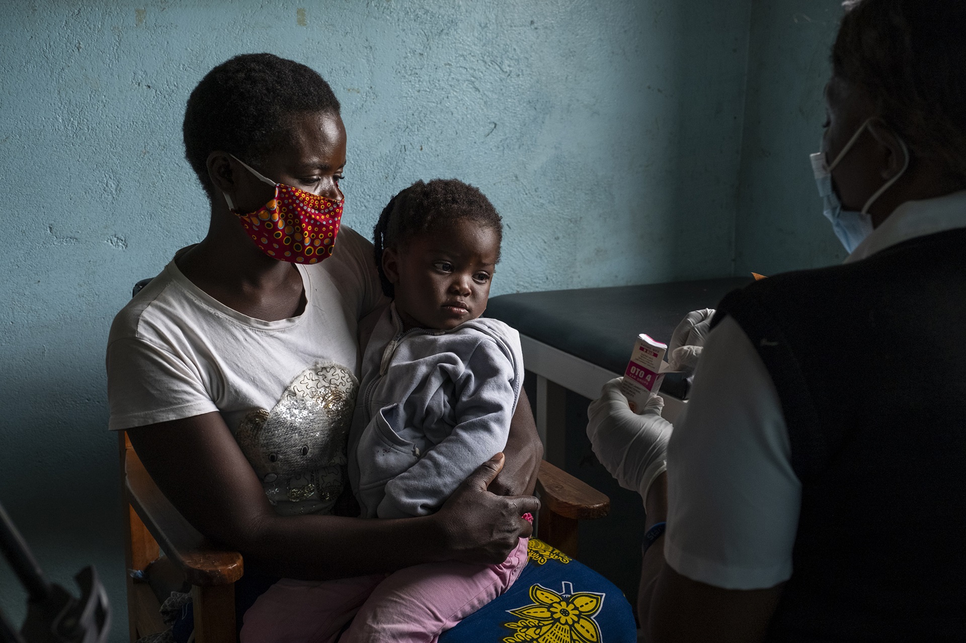 Photo of a community gathering outside to watch an event on World Malaria Day 2019 in Nhamatanda, Mozambique.