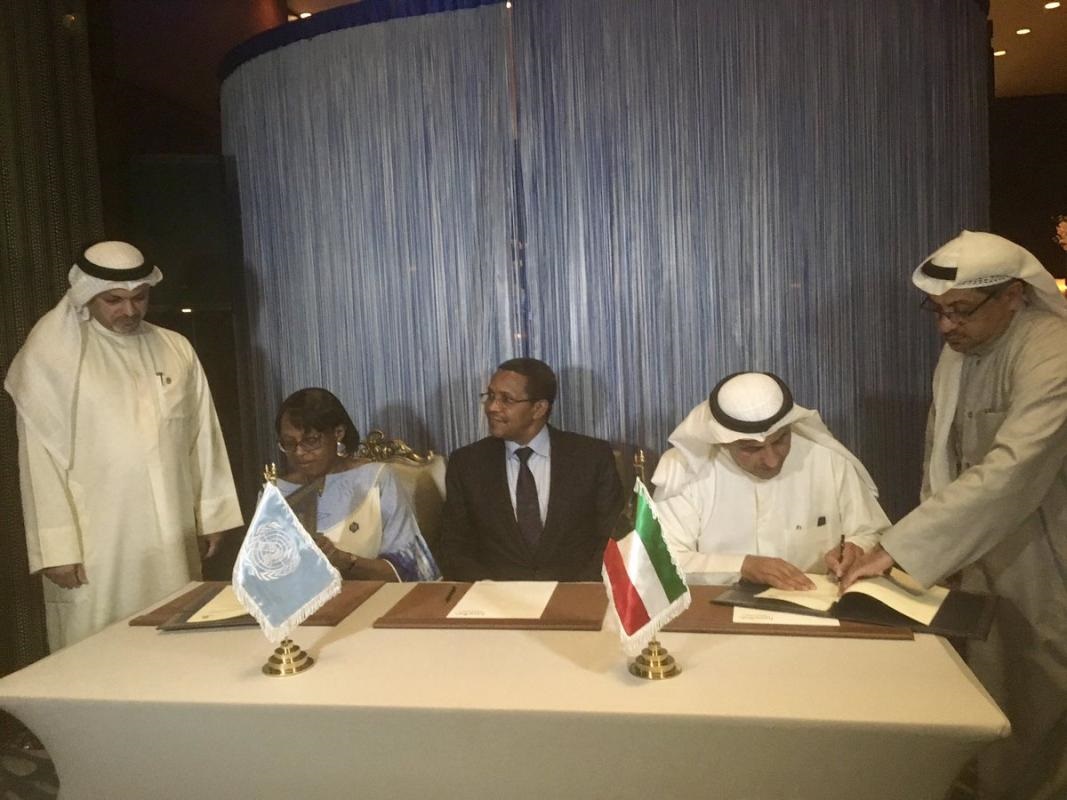 WHO&Kuwait agreement ©Kuwait Fund WHO AFRO RD, Dr Matshidiso Moeti and The DG of the Kuwait Fund, H.E. Abdulwahab Al-Bader sign agreement ©Kuwait Fund