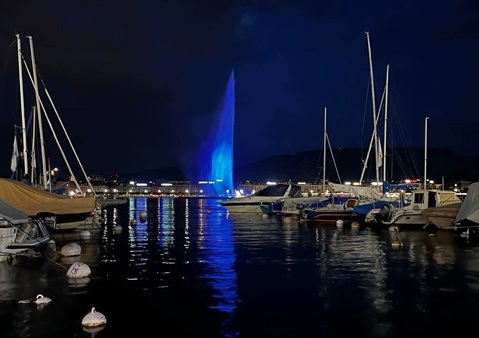 Image 10 Geneva jet d'eau illuminated in blue