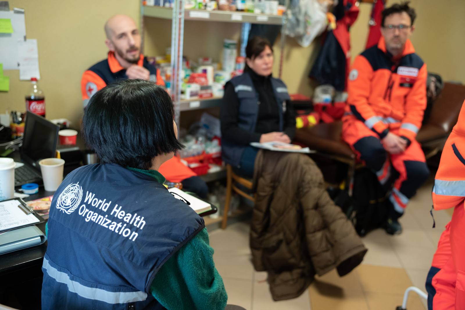 Une équipe de l'OMS a rencontré des membres de la Croix-Rouge polonaise dans un centre de réfugiés à Medyka mis en place pour les réfugiés ukrainiens.
