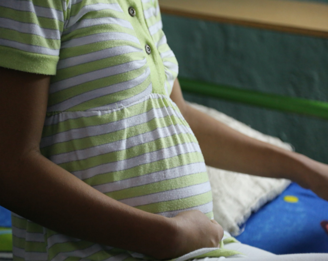 Femme enceinte assise