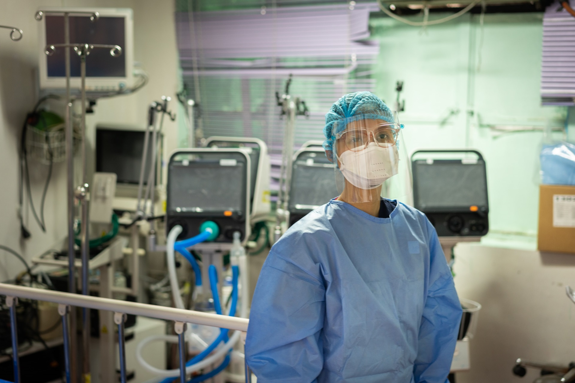 WHO_20210326_PHL_00106-min Doctor at the UCI stands in front multiple medical devices