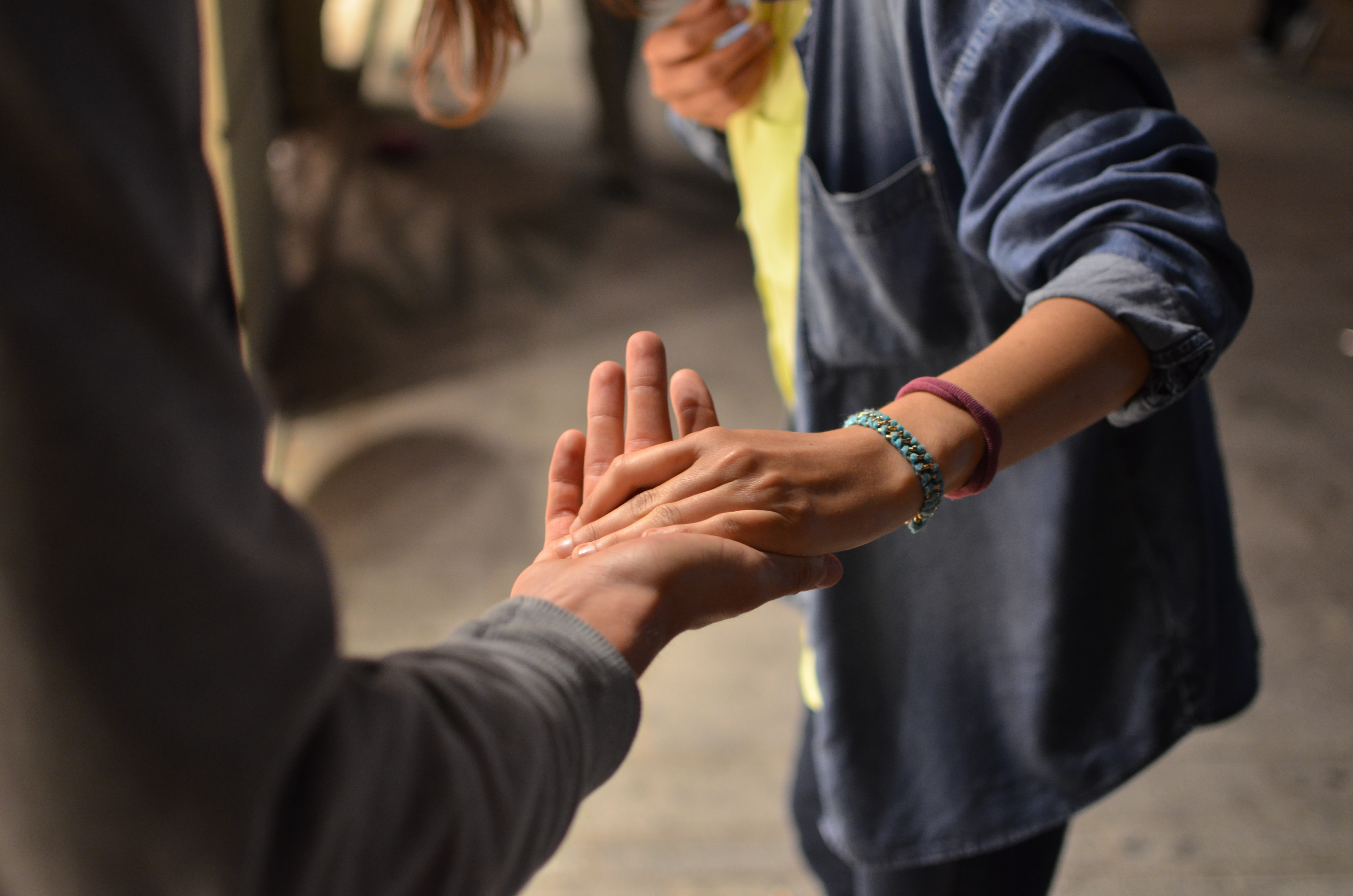Une personne tend la main à une autre qui la saisit.