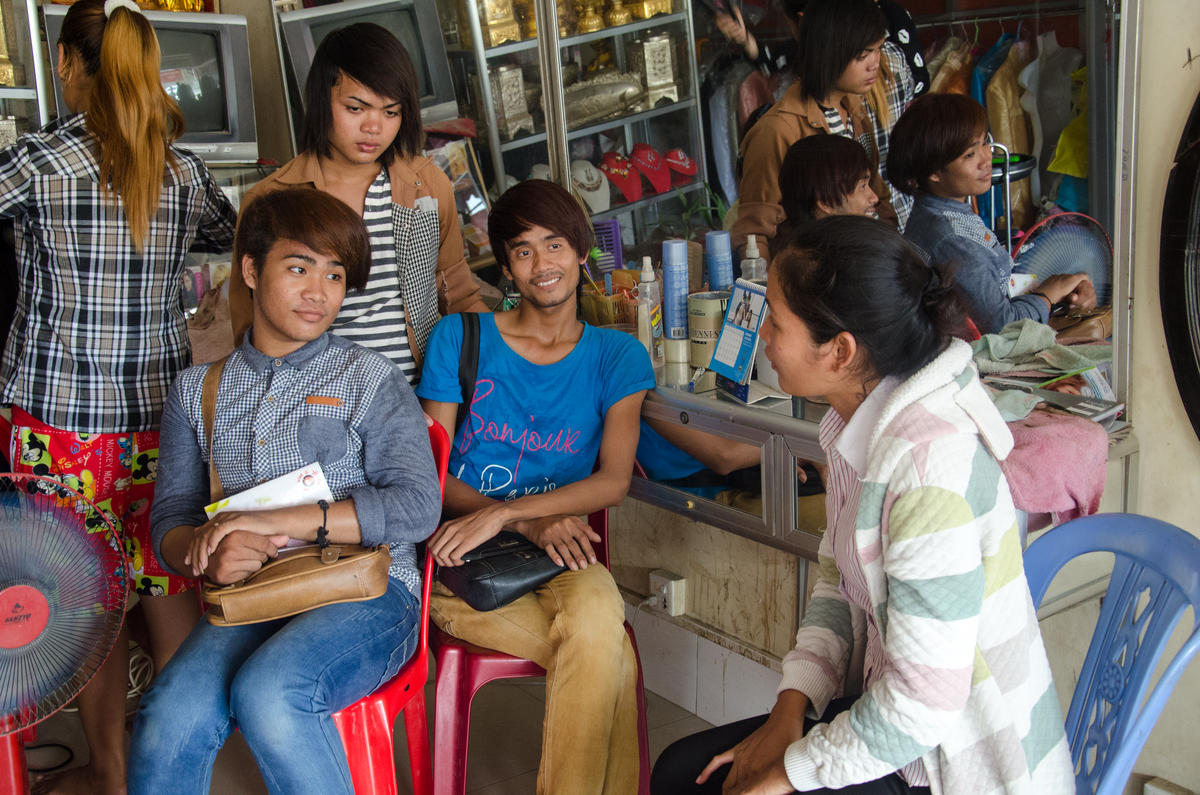 38678-7-An outreach worker with Cooperation for Social Services Development discusses health issues with young peopleJuan Daniel Torres, Courtesy of Photoshare-Cambodia