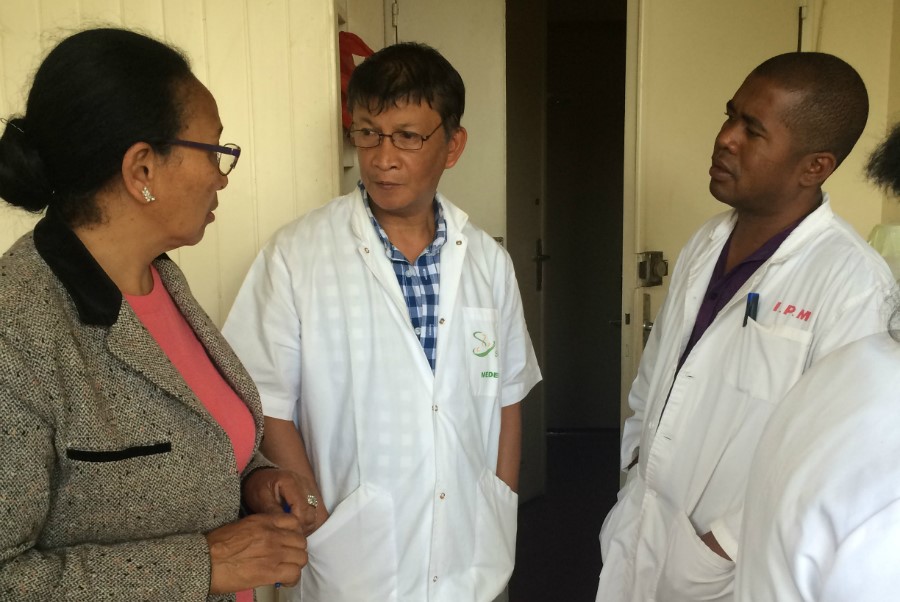 WHO staff meet with medical staff on testing for TS