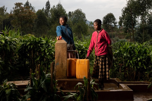 Women and girls bear brunt of water and sanitation crisis &ndash; new UNICEF-WHO report