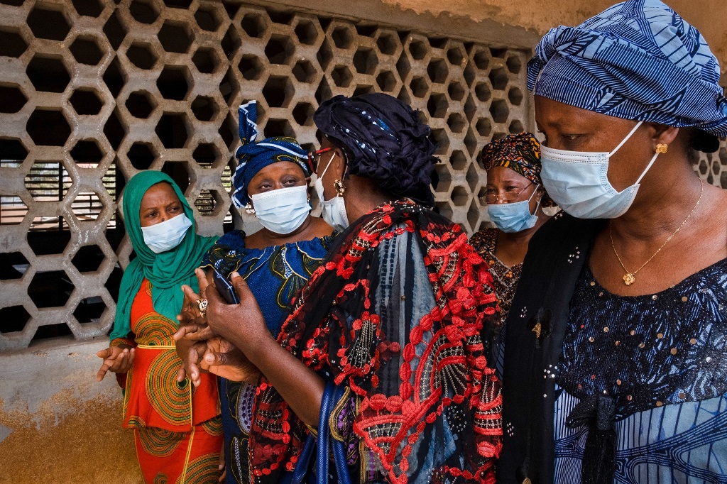 Diallo talking to women in her community