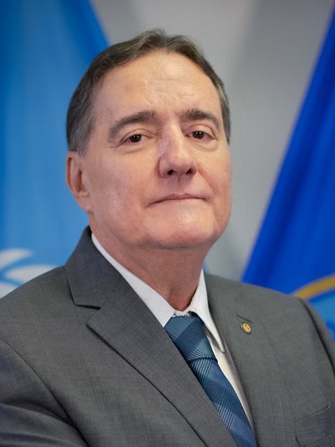 Jarbas Barbosa portrait Portrait photo of a man wearing a suite.