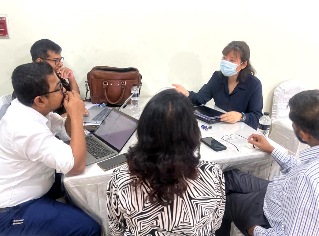 Regional Advisor Kim Uhjin from the WHO discusses medicine pricing methodologies during a group work session.