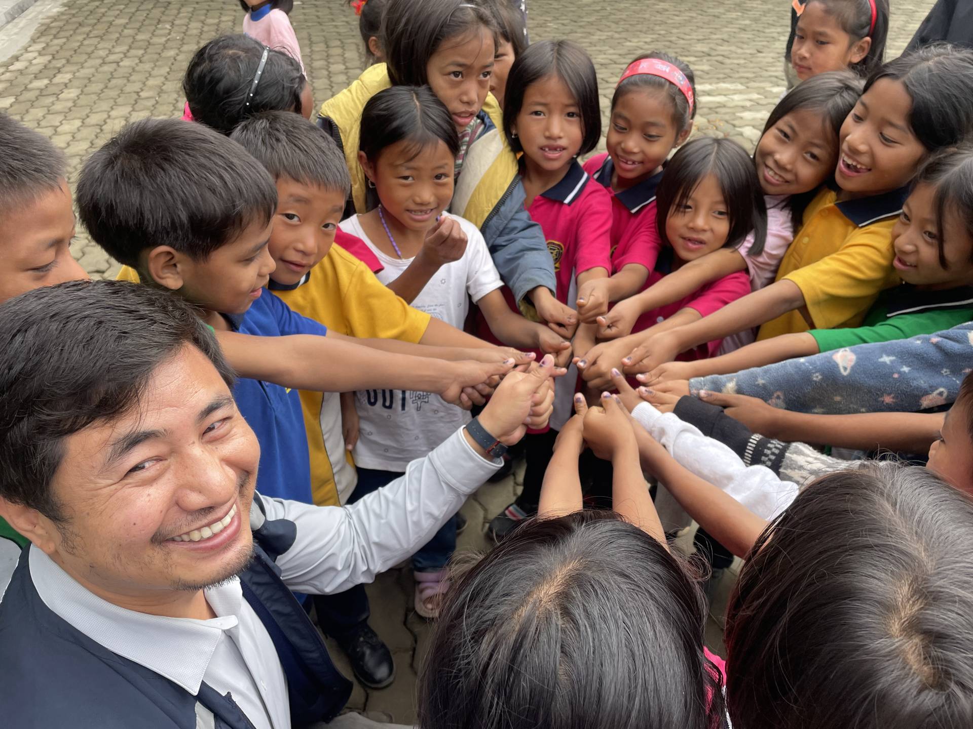 WHO team monitoring and supporting safe delivery of measles-rubella vaccines during campaign in Wakka block, Longding district