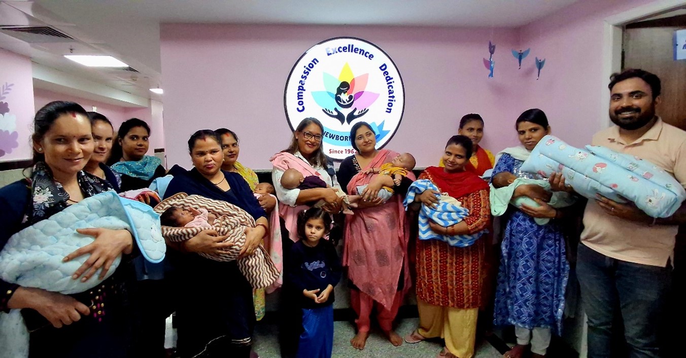 Regional Director interacting with parents at the All India Institute of Medical Sciences (AIIMS), New Delhi, during her visit to the WHO Collaborating Centre for Training and Research in Newborn Care at AIIMS