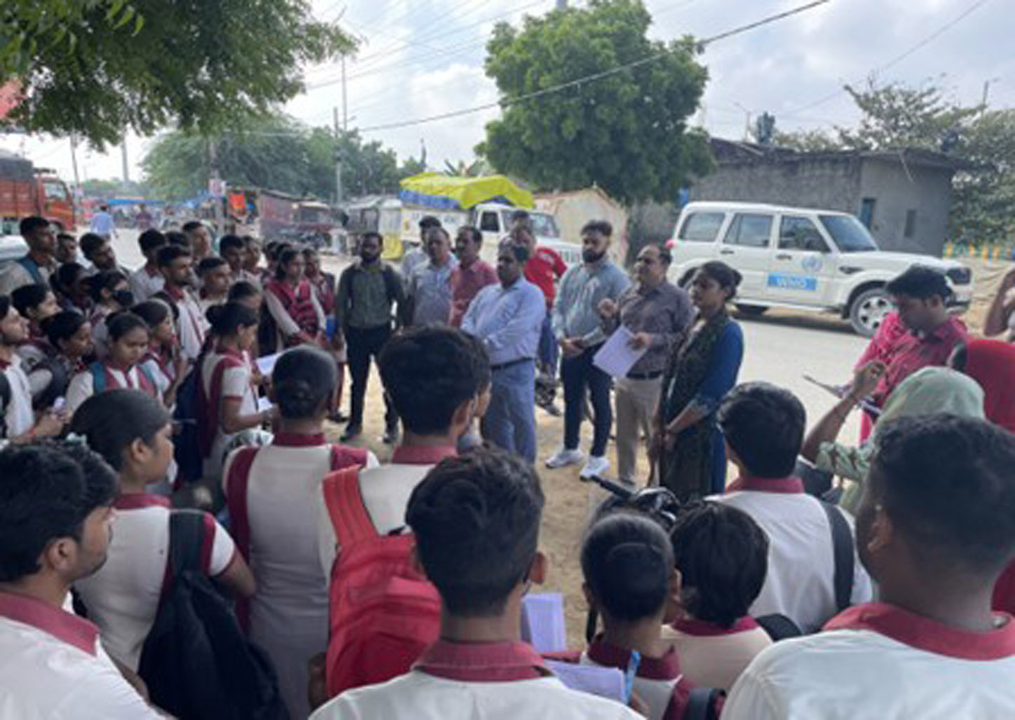 Survey team members engage with residents living in migrant clusters during urban immunization enumeration activities.