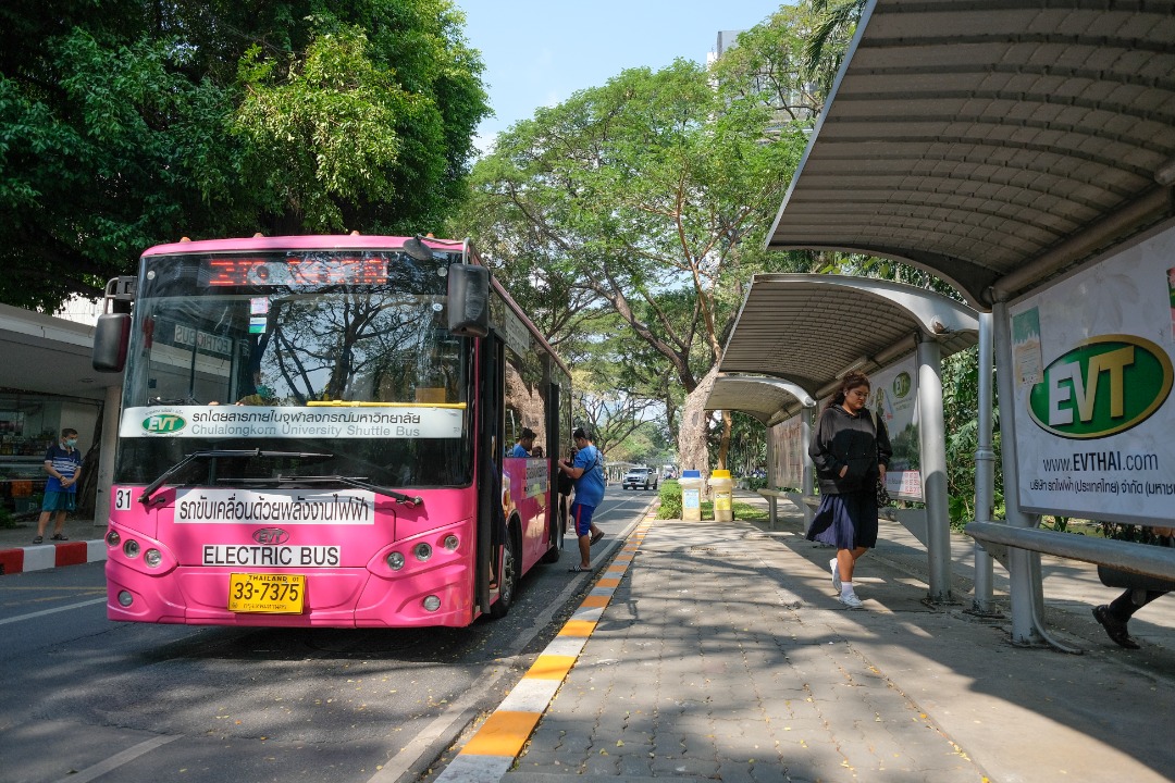‘Chula Pop Bus’ is an electrically powered bus servicing students and staff of Chulalongkorn University, Bangkok. UN Thailand/2020