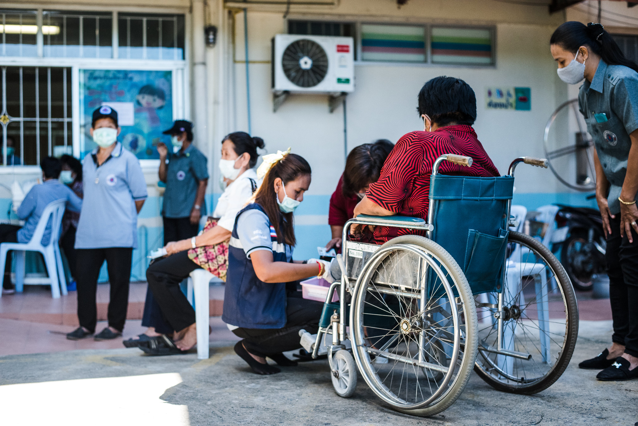 Health volunteers at Koo Bang Luang Sub-District Primary Care Center take care of patients 