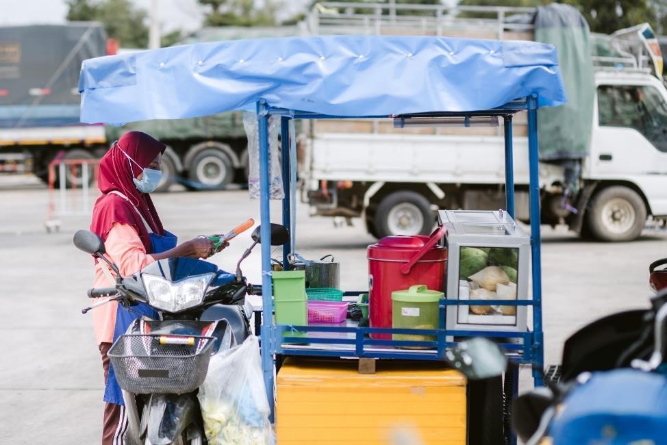 A street vendor in Maesot, Tak – 17 November 2021 / © WHO/Anat Duangjan.