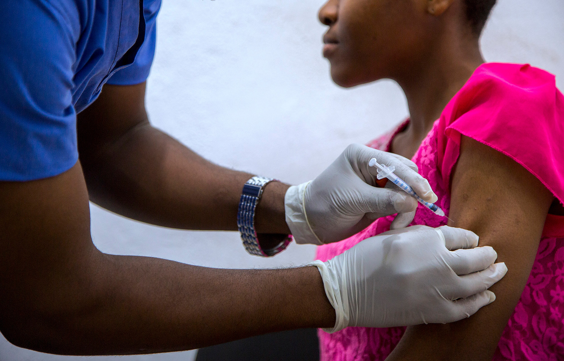 A health worker is giving a patient an insulin shot