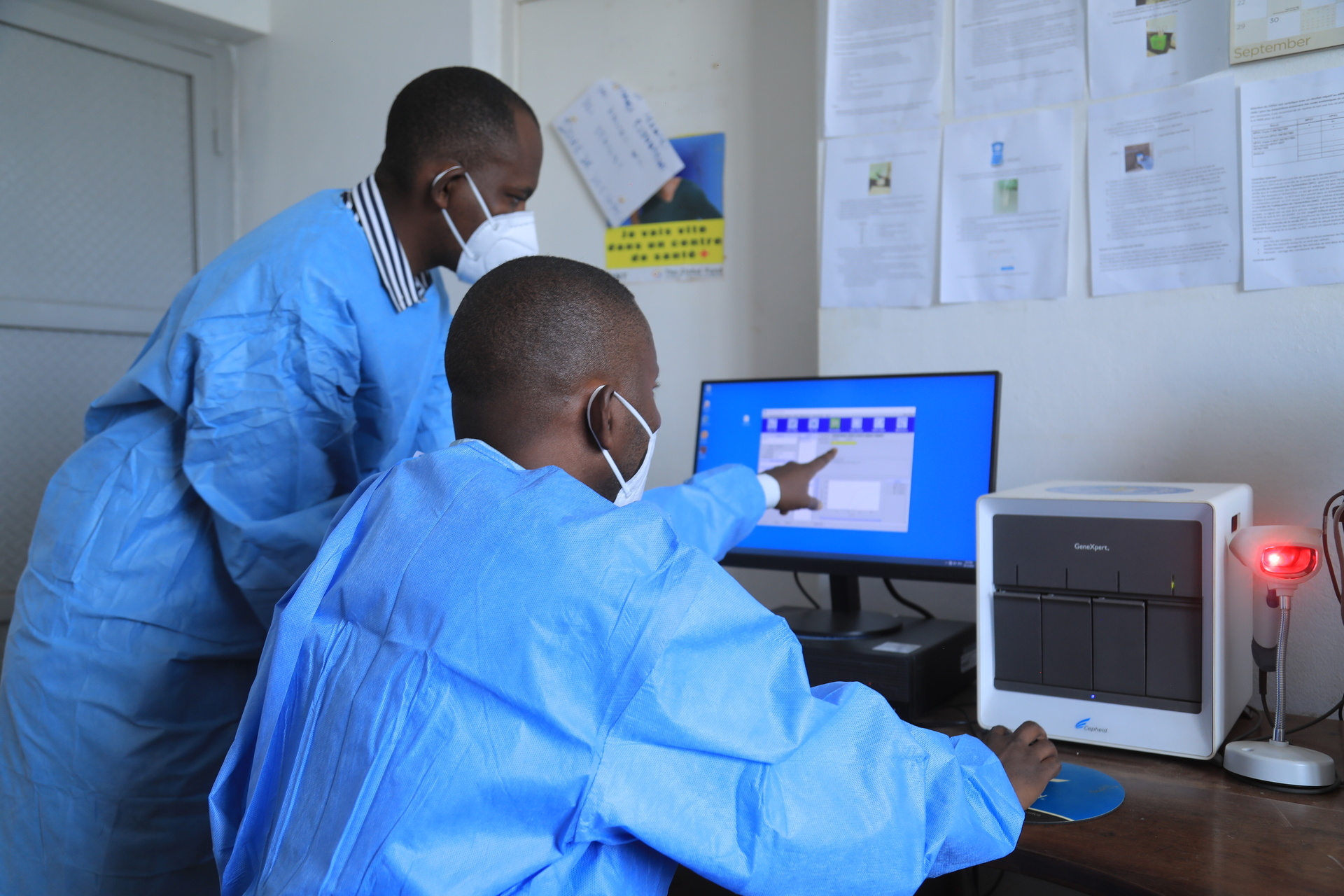 Mpox_Laboratory_DRC_2024 Laboratory technicians looking at screen