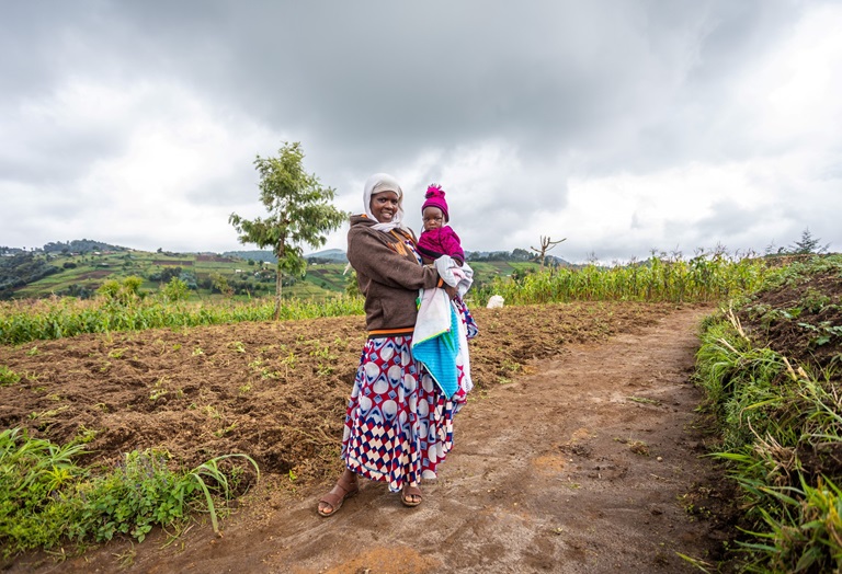 RwandaAccessingPrimaryHeathcare Rwanda - 22/11/2022: Claudine takes her daughter to Mishungero Health Post in Nyaruguru District, Rwanda.
