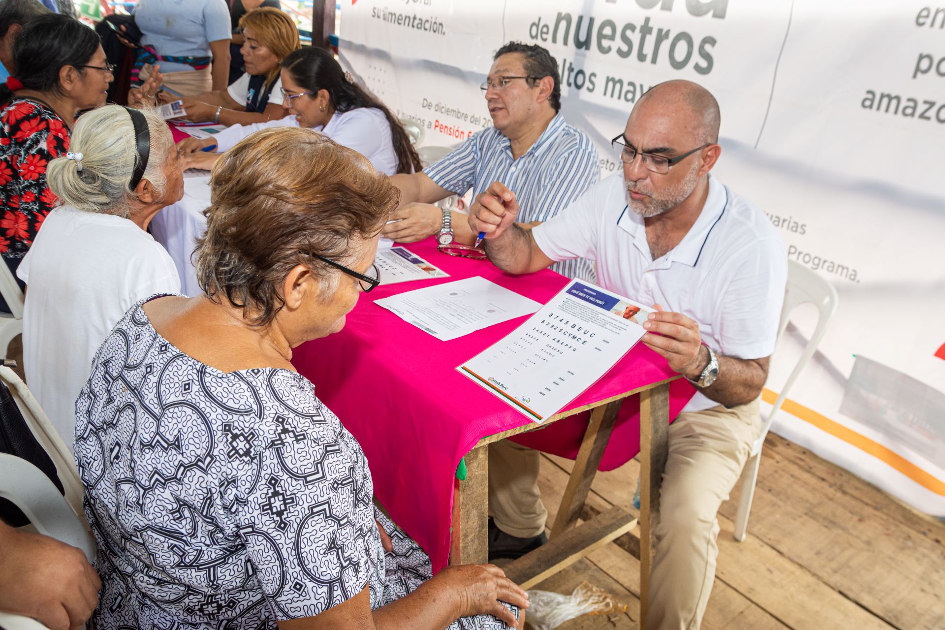 Dr. Edgar Medina, executive director of MSH-Perú (center) and Gerardo Medina Duarte, program manager of RestoringVision (right), conducting a vision screening in Iquitos.