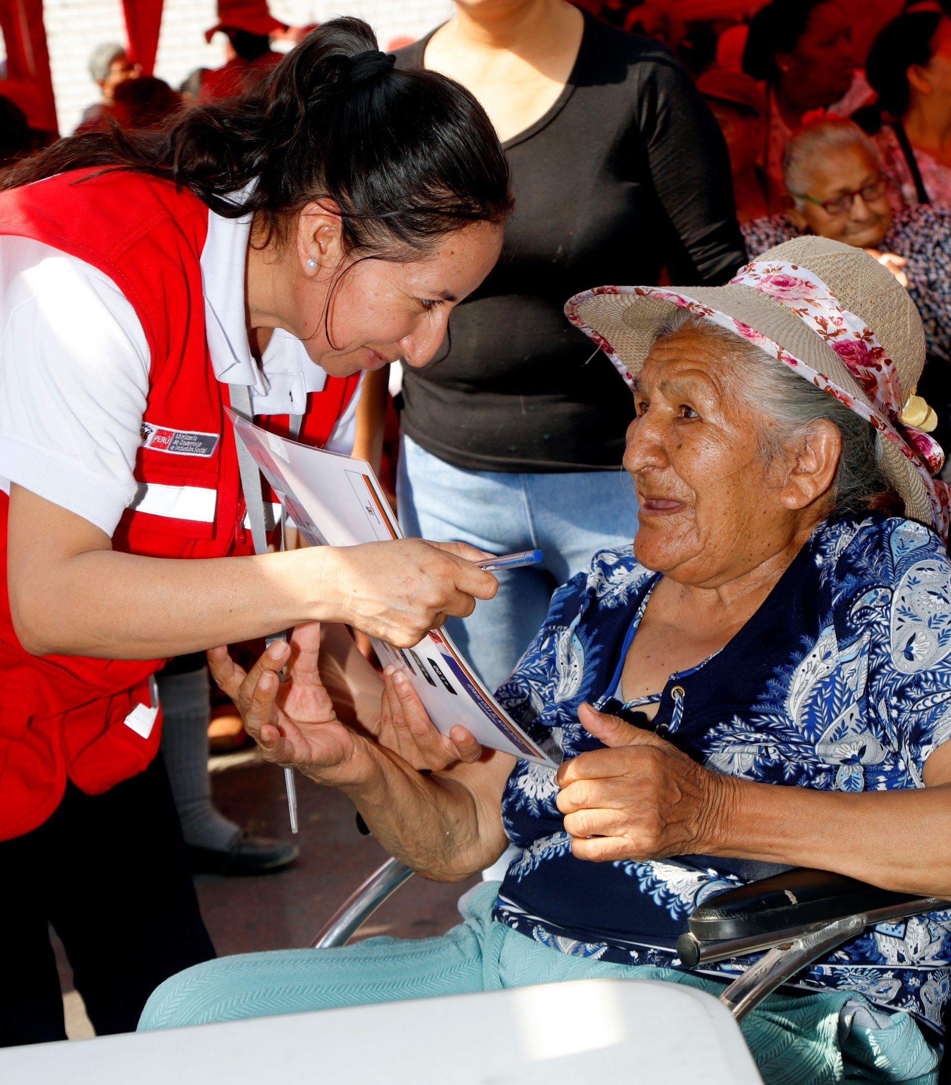 Edith Chavez of Pensión 65, Peru’s social assistance program for seniors living in poverty, conducting a vision screening in Lima