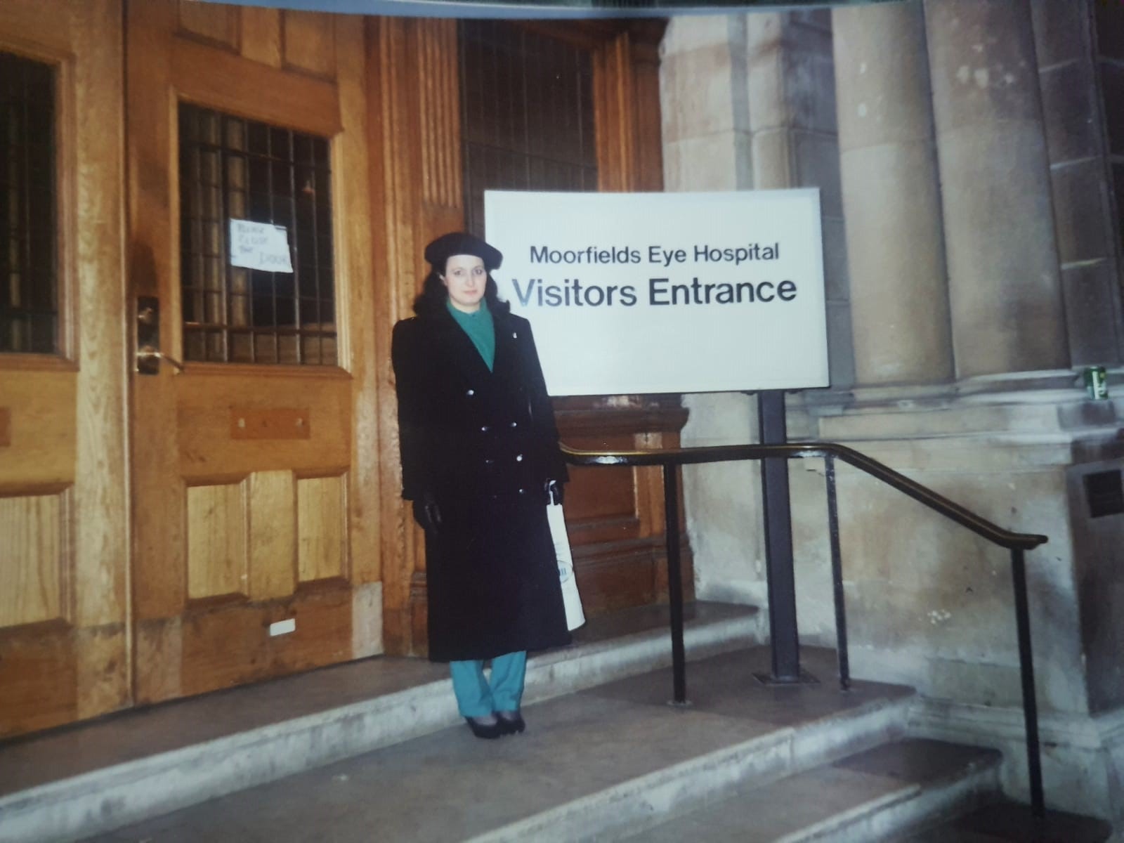Ophtalmic nurse in front of Moorsfields eye hospital