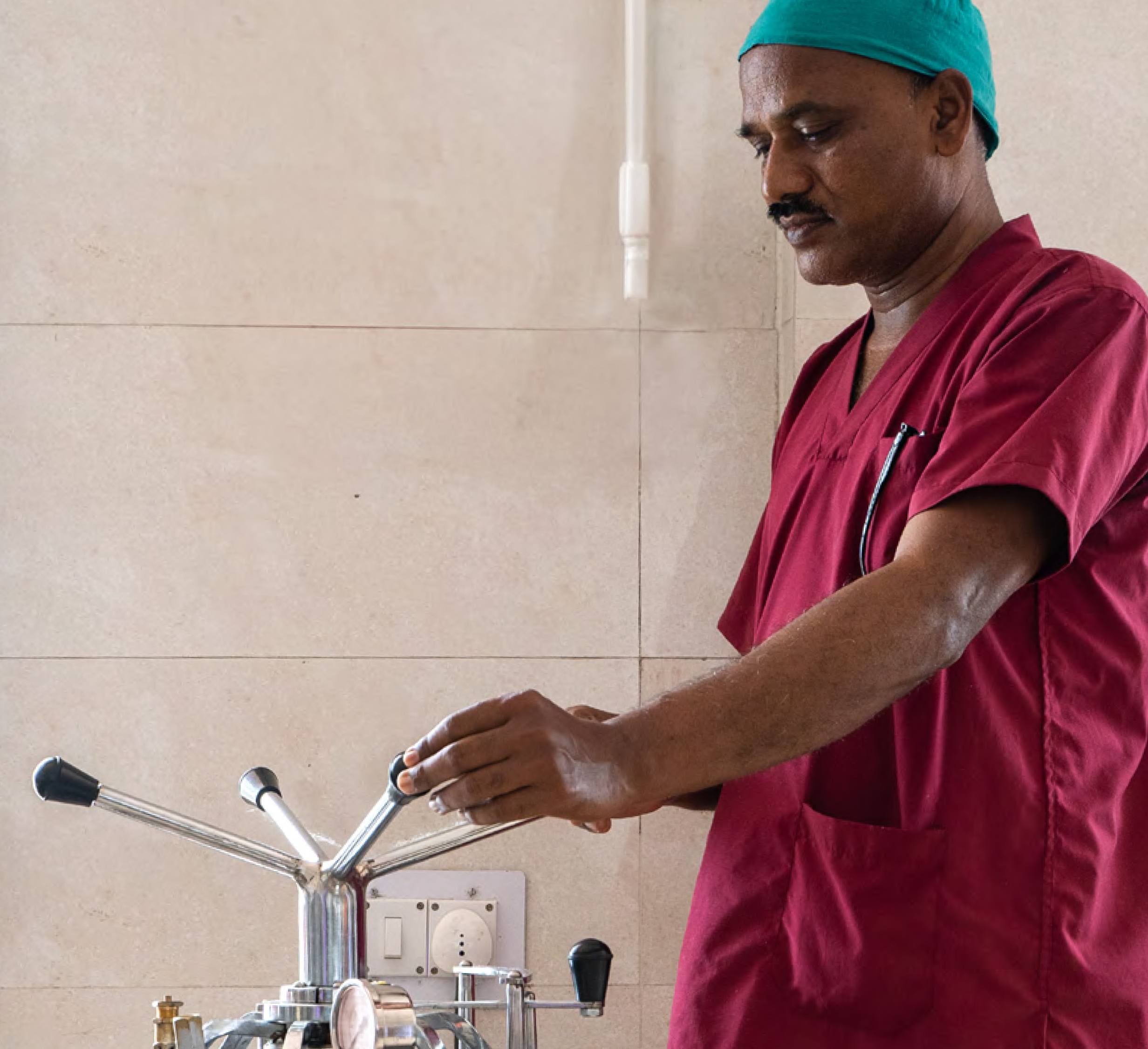 Un agent de santé utilisant un stérilisateur