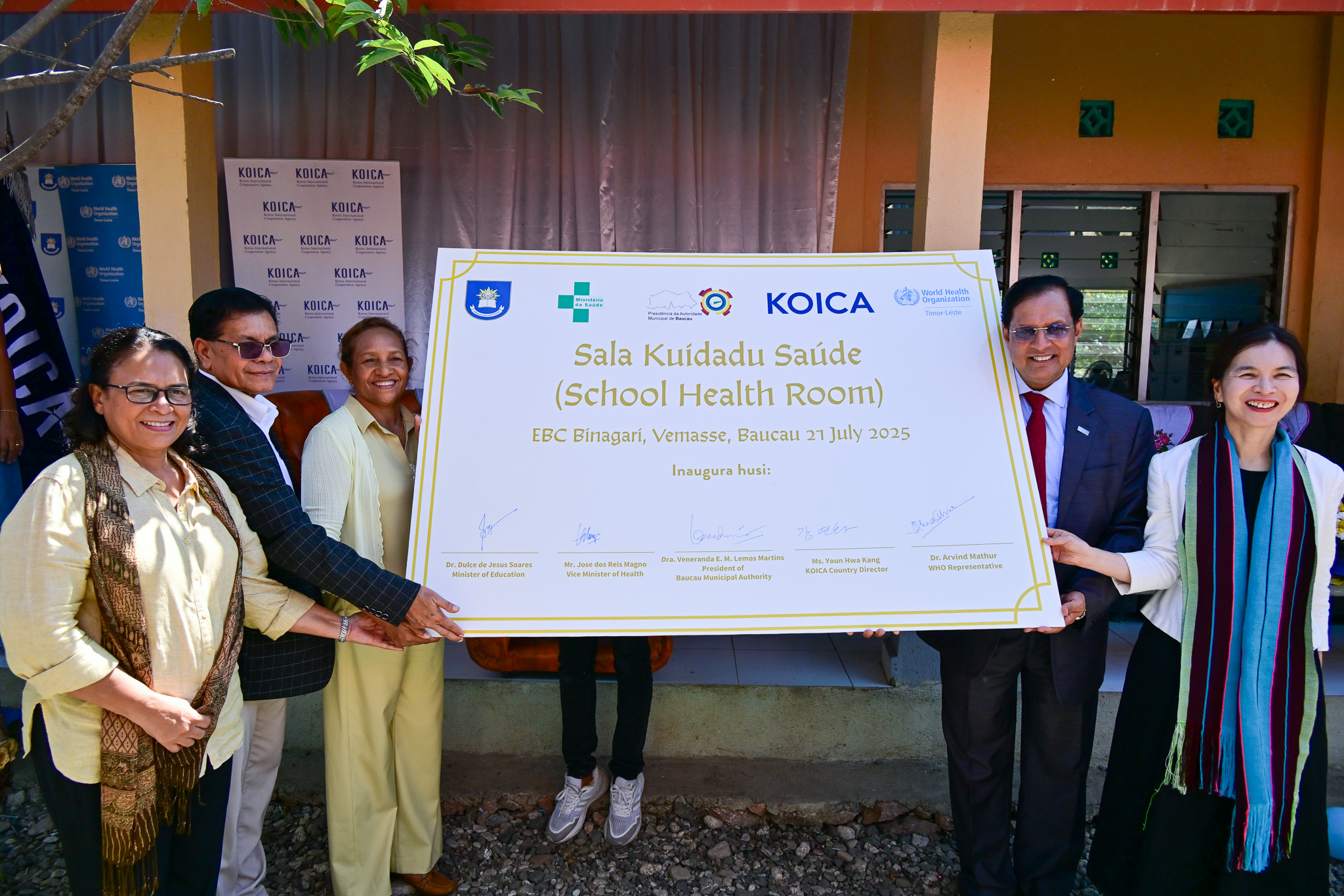 DSC_4629 Placard signing at the newly launched School Health Room in Baucau