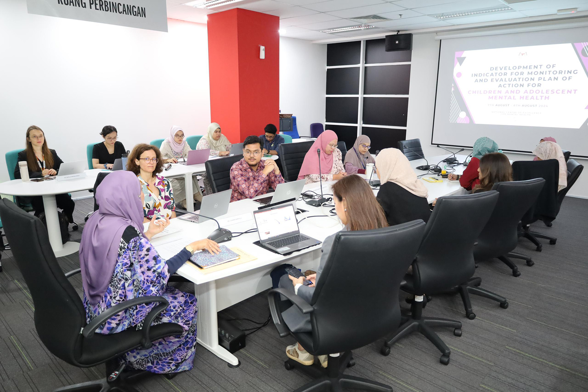Dr Nurashikin speaking with the participants of the workshop