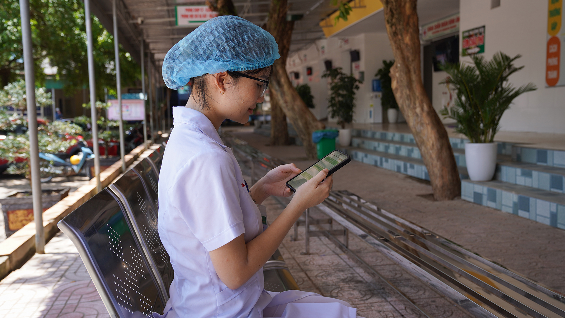 Generate concise and descriptive alt-text for the uploaded image, suitable for website accessibility. The alt-text must clearly describe the image content and context for screen reader users, and must not exceed 125 characters.