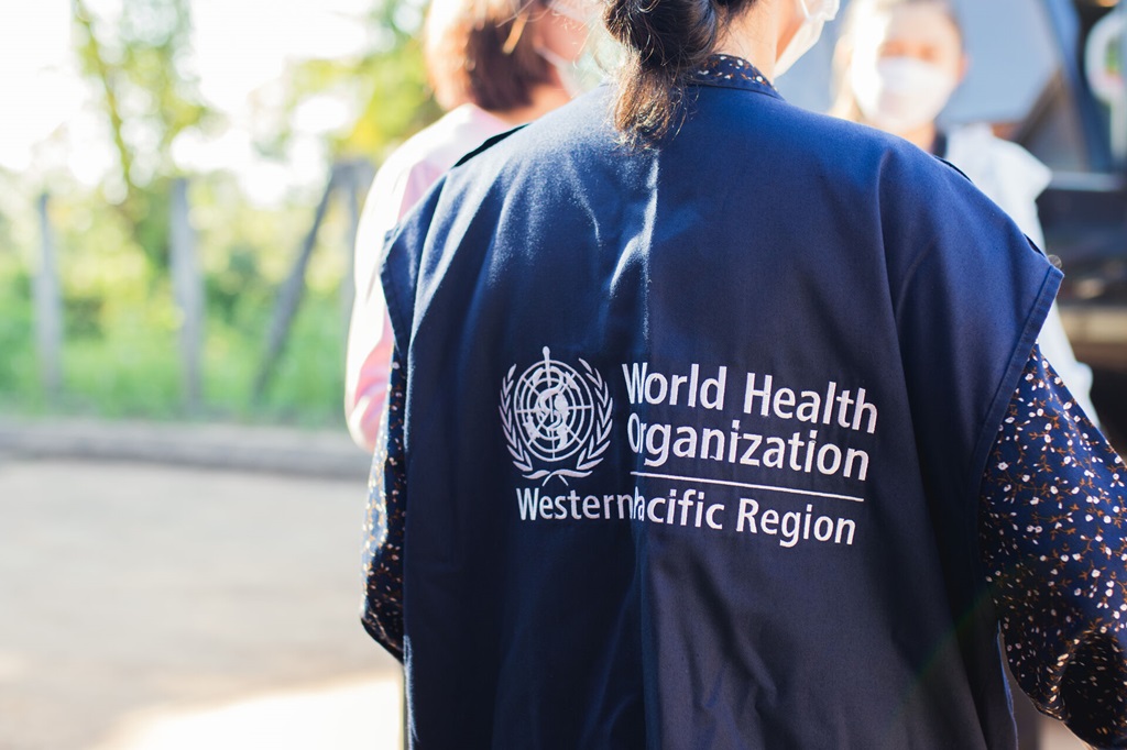 WHO representatives and the Secretary of State visits the staff of the Sre Chea Health Centre