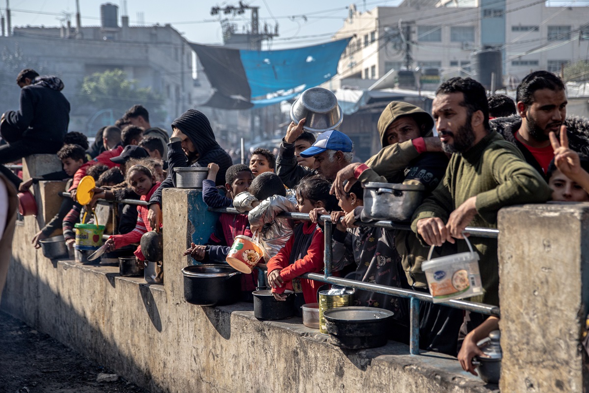 https://cdn.who.int/media/images/default-source/who_homepage/displaced-palestinians-waiting-for-food-distribution-gaza-december-2023.tmb-1200v.jpg