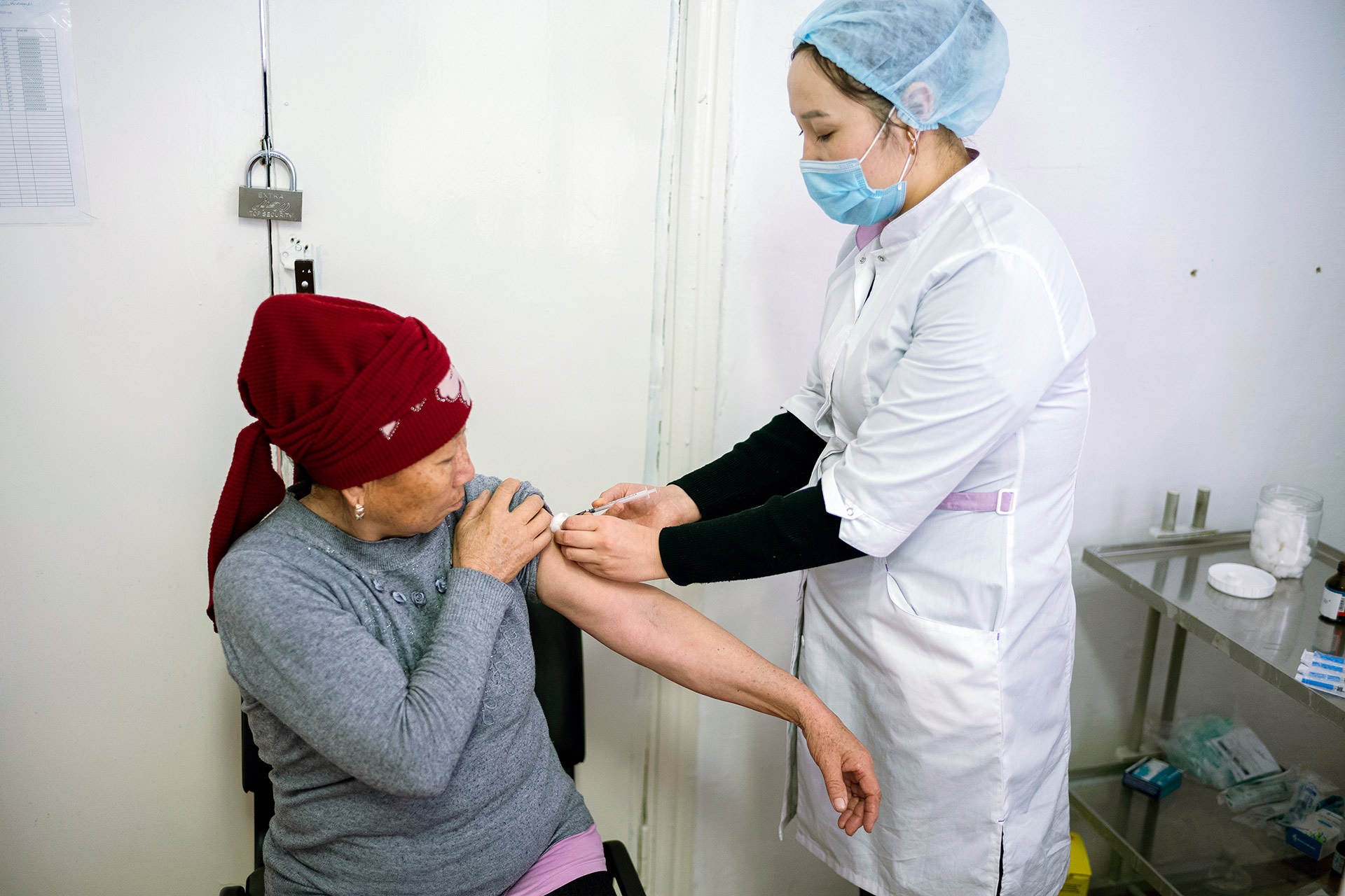 20220330_KGZ_WHO_MaximeFossat_17-resized-20183679-EU26141 A female nurse is delivering a dose of vaccine to a lady at a medical center in Kyrgyzstan